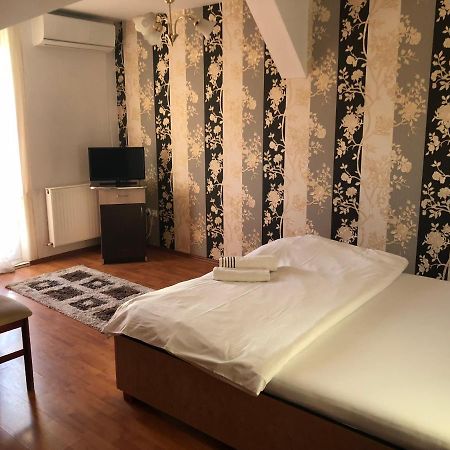 Pension Rozeclas Oradea Eksteriør billede